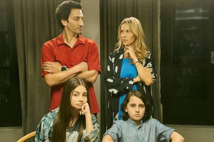 Juan Minujin y Luisana Lopilato interpretan en Matrimillas a un matrimonio con dos hijos que está sumido en una crisis y que cree haber encontrado el método para remontar la situación