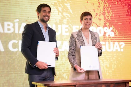 Juan Mitjans, director de Asuntos Corporativos de Cervecería y Maltería Quilmes, y la ministra de Energía y Ambiente de Mendoza, Jimena Latorre, tras la firma del acuerdo del proyecto de regeneración hidrológica.