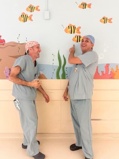 Juan Moldes y un colega, en el Rainbow Babies and Children’s Hospital de Cleveland, Ohio, Estados Unidos