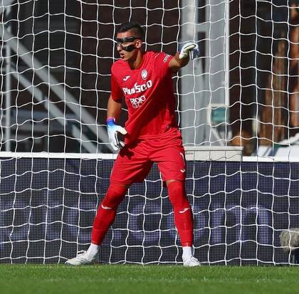Juan Musso volvió a atajar en Atalanta con una máscara protectora