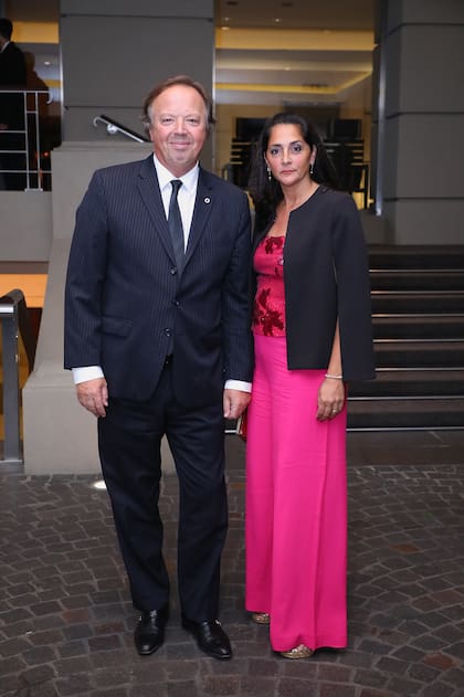 Juan Nápoli, presidente del Banco de Valores y asesor económico de La Libertad Avanza, y su esposa, Laura Cristinziano