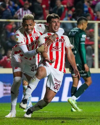 Juan Nardoni festeja con la camiseta de Unión el único gol en Primera, ante Sarmiento de Junín