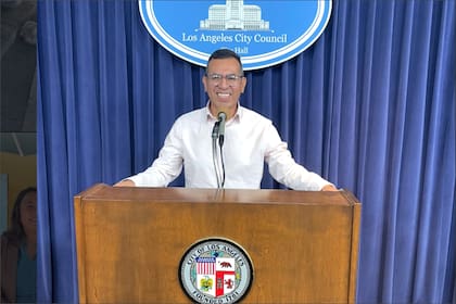 Juan Naula dirige la organización dedicada a limpiar las calles de Los Ángeles y organiza una jornada semanal cada sábado