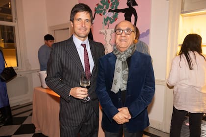 Juan Nelson y el arquitecto Marcelo Nougues quedaron encantados con el libro.