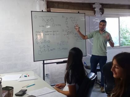 Juan Nieves, profesor de matemáticas, durante una de sus clases en el campamento