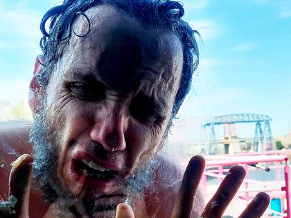 Juan Onofri Barbato, del otro lado de la vidriera de la terraza de la Fundación Andreani, en "Veneno"