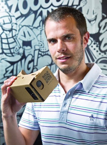 Juan Ozcoidi, de Planeta.guru, una compañía que desarrolla videojuegos de realidad virtual para dispositivos móviles, que funcionan de forma conjunta con visores como el Cardboard, de Google, hecho a base de cartón