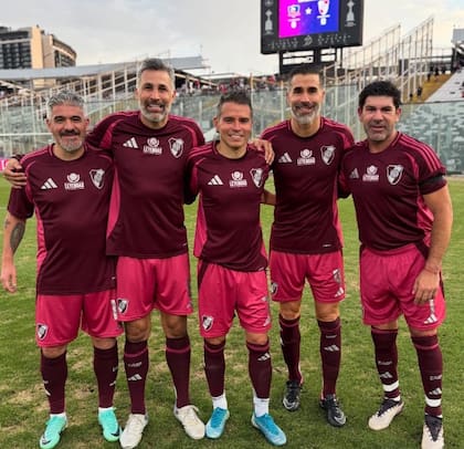 Juan Pablo Ángel entremezclados con excompañeros de River