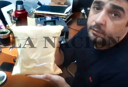 Juan Pablo Beacon, con un sobre lleno de dólares en junio de 2022