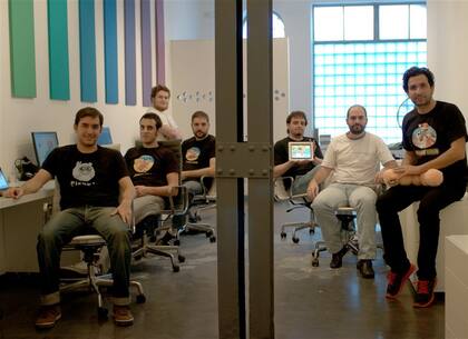 El equipo de Pixowl: de izqueirda
a derecha, Mauro Trivi, Julián López, Sebastián Koziner, Pablo
Iglesias, José Vaquer, Gabriel
Beranger y Arthur Madrid