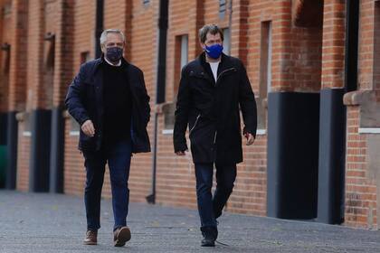 Juan Pablo Biondi junto a Alberto Fernández el domingo cuando el presidente iba a votar en las PASO