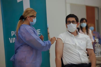 Los anticuerpos específicos de Sputnik V que neutralizan al virus se mantienen prácticamente iguales hasta los cuatros meses y descienden muy levemente a los seis meses (Foto: Gobierno de Córdoba)