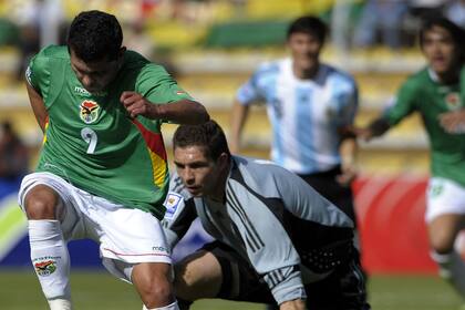 Juan Pablo Carrizo sufre al artillero boliviano Joaquín Botero, autor de tres goles; el arquero evitó una derrota más abultada de la Argentina en La Paz, aunque no volvió a atajar en la selección