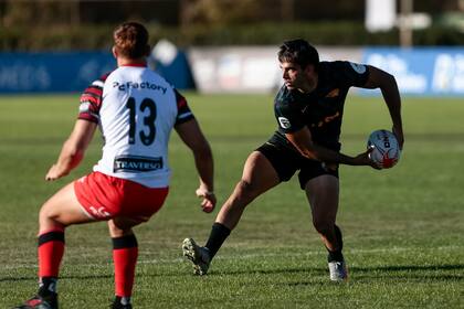 Juan Pablo Castro, con la posesión del balón; Jaguares y otro paso en falso