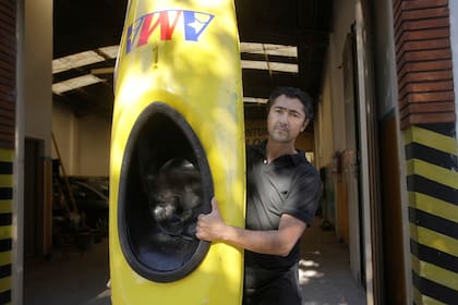 Juan Pablo, con el kayak con el que salvó a varios chicos del barrio