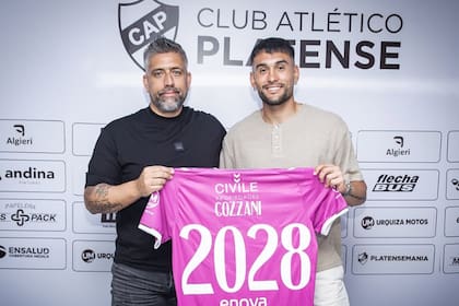 Juan Pablo Cozzani posa junto a Sebastián Ordoñez, presidente de Platense, cuando extendió su contrato con el Calamar hasta 2028