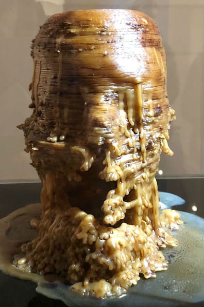 Juan Pablo Ferlat, Golem, 2018. Segunda mención de honor en Impresión 3D. Escultura realizada con cera virgen de abejas