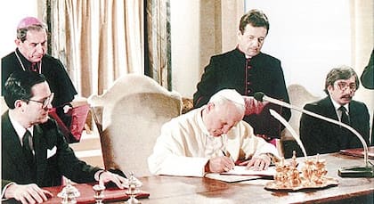 Juan Pablo II, como mediador, firma el Tratado de Paz y Amistad entre la Argentina y Chile, el 29 de noviembre de 1984, en el Vaticano. A los costados, los cancilleres Jaime del Valle y Dante Caputo