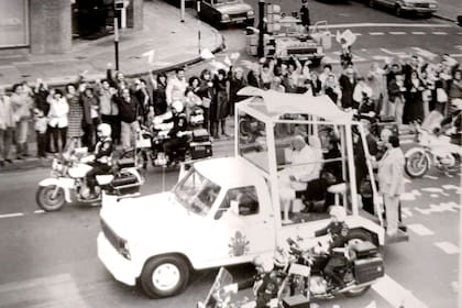 Juan Pablo II en el Papamóvil en la esquina de Além y Tucumán en 1982