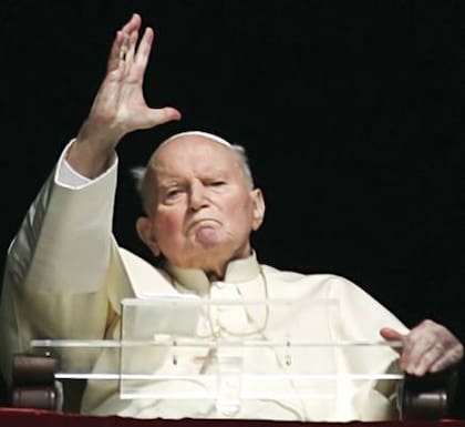 Juan Pablo II, en su última aparición en la ventana que da hacia la Plaza de San Pedro