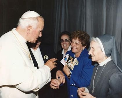 Juan Pablo II junto a la hermana Juana Moreno, Agustina Ortiz de Giménez (en el centro) y la hermana española Ana María Poves