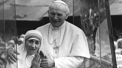 La Madre Teresa de Calcuta recibió el Premio Nobel de la Paz un día como este de 1979; en esta foto, la religiosa está junto al papa Juan Pablo II en 1986