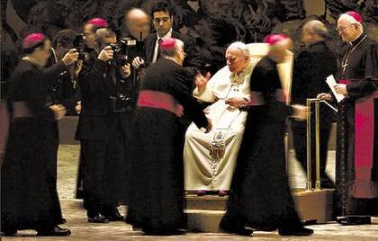 Juan Pablo II, rodeado de cardenales, durante una audiencia pública en Roma.