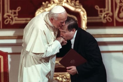 Juan Pablo II y Lech Walesa, dos célebres polacos considerados decisivos para el derrumbe del socialismo en la Europa oriental.