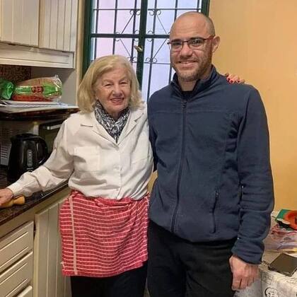 Juan Pablo junto a su bobe Dorita, la piedra angular de la familia.