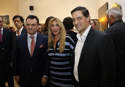 Juan Pablo Maglier, Amalia Amoedo y Juan Martín Bulgheroni, de Fundación Policía Federal Argentina. La institución abastece al Hospital Churruca Visca con equipos de alta complejidad