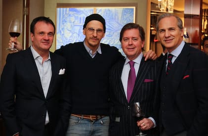 Juan Pablo Maglier (La Rural), y los arquitectos Leopoldo Montes y Javier Iturrioz abrazados por uno de los artistas de la muestra Nahuel Vecino