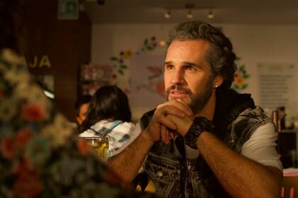 Juan Pablo Medina en una escena de Amarres, la serie que se estrenó en HBO Max el 12 de agosto