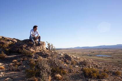 Juan Pablo Murgia en Sarmiento, mirando el enorme lago Musters, que se encuentra junto al viñedo
