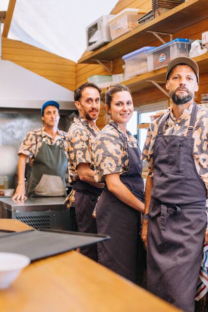 Juan Pablo Panzuto, el jefe de cocina, junto a parte de su equipo