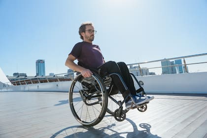 Juan Pablo participa en varias campañas publicitarias, como en la foto; esa y otras incursiones en la ciudad le permiten vivir las dificultades y hablar para cooperar en un bien colectivo.