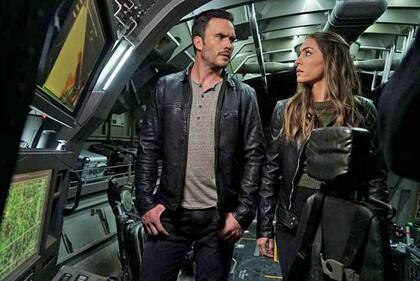 Raba, junto a la actriz mexicana Natalia Cordova-Buckley durante la filmación de la serie "Marvel's Agents of S.H.I.E.L.D." en 2016