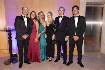 Juan Pablo Schwencke, su hija Matilde, su mujer Barbara Larrain, Sofía Lanusse, Eugenio Aramburu y León Schwencke