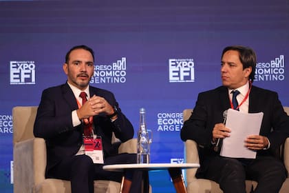 Juan Pablo Valdés, gobernador de Corrientes, subrayó que las provincias deben adaptarse a un nuevo contexto de competencia; aquí sentado junto a José del Río