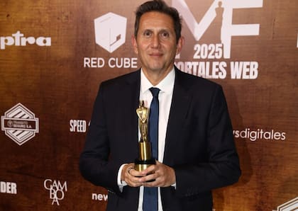 Juan Pablo Varsky con su Martín Fierro
