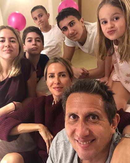 Juan Pablo Varsky y Lala Bruzoni con sus cinco hijos. 