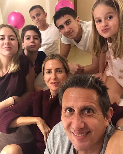 Juan Pablo Varsky y Lala Bruzoni con sus cinco hijos.