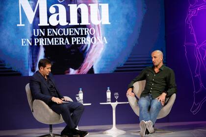 Juan Pablo Varsky y Manu Ginóbili en el escenario del teatro Maipo