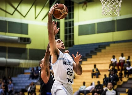 Juan Pablo Vaulet ataca el aro; el cordobés sumó 8/11 en dobles y 1/4 en triples