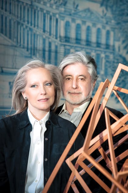 Juan Pablo y Pilar posan en el vestíbulo principal con paredes revestidas de azulejos. Esta gran decoración diseñada por Molyneux cuenta con más de 9 mil azulejos de loza pintados a mano. El tema elegido es el de los castillos desaparecidos en los alrededores de París.