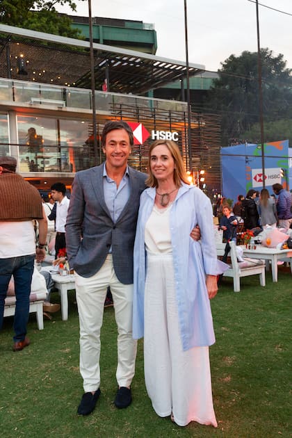 Juan Parma, CEO de HSBC y Julia Lois, gerenta de marketing de HSBC recibieron a los clientes.