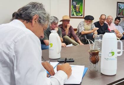 Juan Pazo toma nota de lo que le dice Hugo Sand, el máximo referente de la protesta que en 2001 derivó en la creación del INYM. Un grupo de 15 directores y productores que defienden la regulación se reunieron con el enviado de Luis "Toto" Caputo, quien les sugirió que habría marcha atrás en la designación de Daniel Notta.