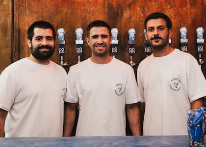 Juan Pedro Barcalde y Facundo Erdocia, celíaco desde los 13 años, crearon una cerveza artesanal sin gluten que ganó vaias medallas