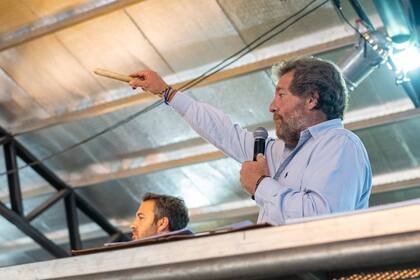 Juan Pedro Colombo, con el martillo, y Hernán Vassallo