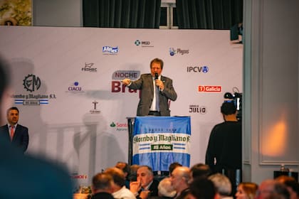Juan Pedro Colombo, martillero de la firma, inició la subasta con destacados embriones