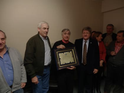 Juan Pedro Merbilhaa recibió el premio "Pilares de Carbap". En la foto con Johnny Balfour, expresidente de la entidad, y el expresidente de CRA, Rubén Ferrero